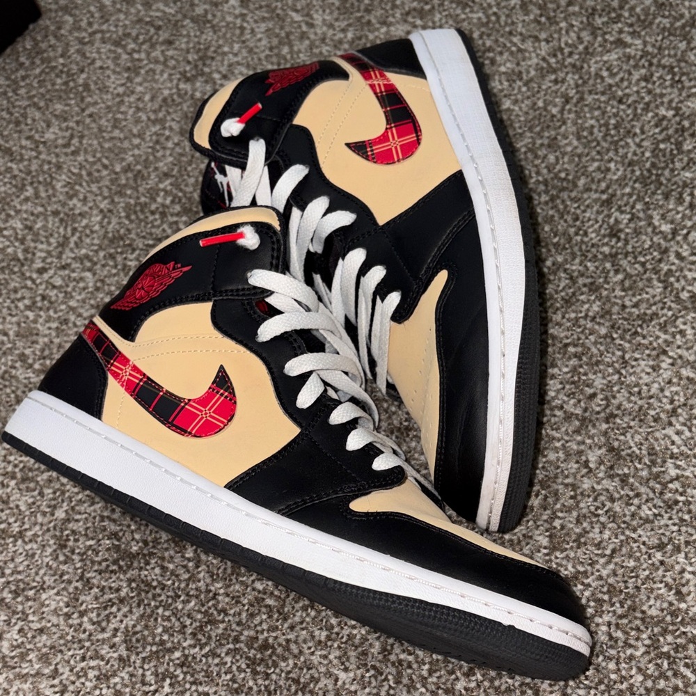 Nike Black and Tan Sneakers with Red Accents - Picture 4 of 4
